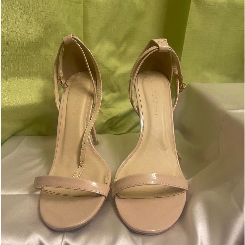 Nice shoe 1 strap across the toes & ankle strap